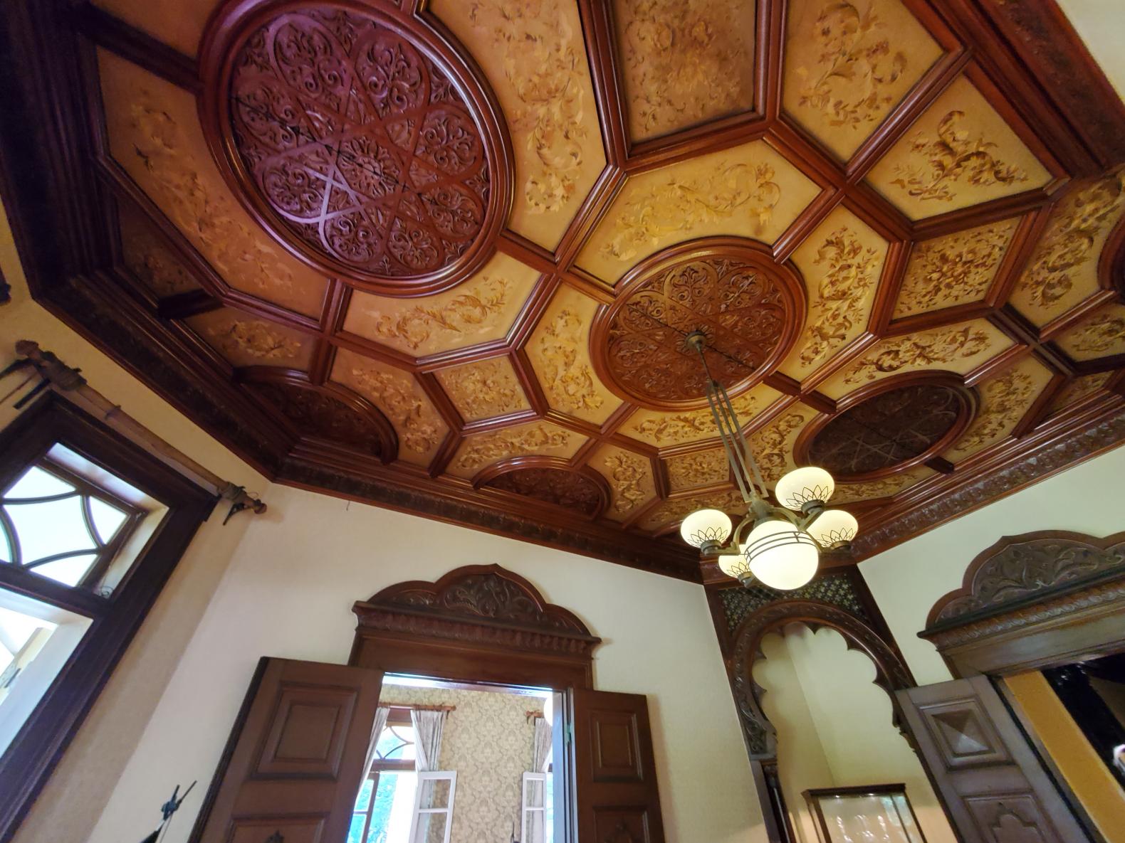 私が岩崎邸を訪れた目的。それはゴージャスな天井や壁紙の数々！-0