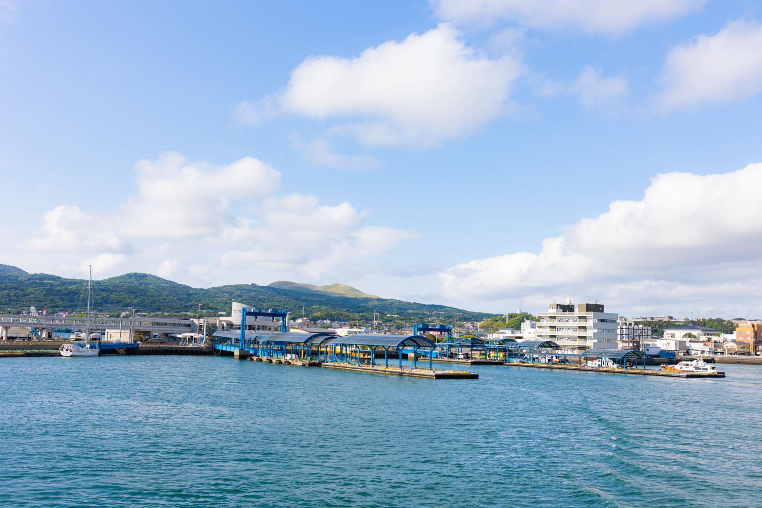 船の甲板から見える鬼岳-0