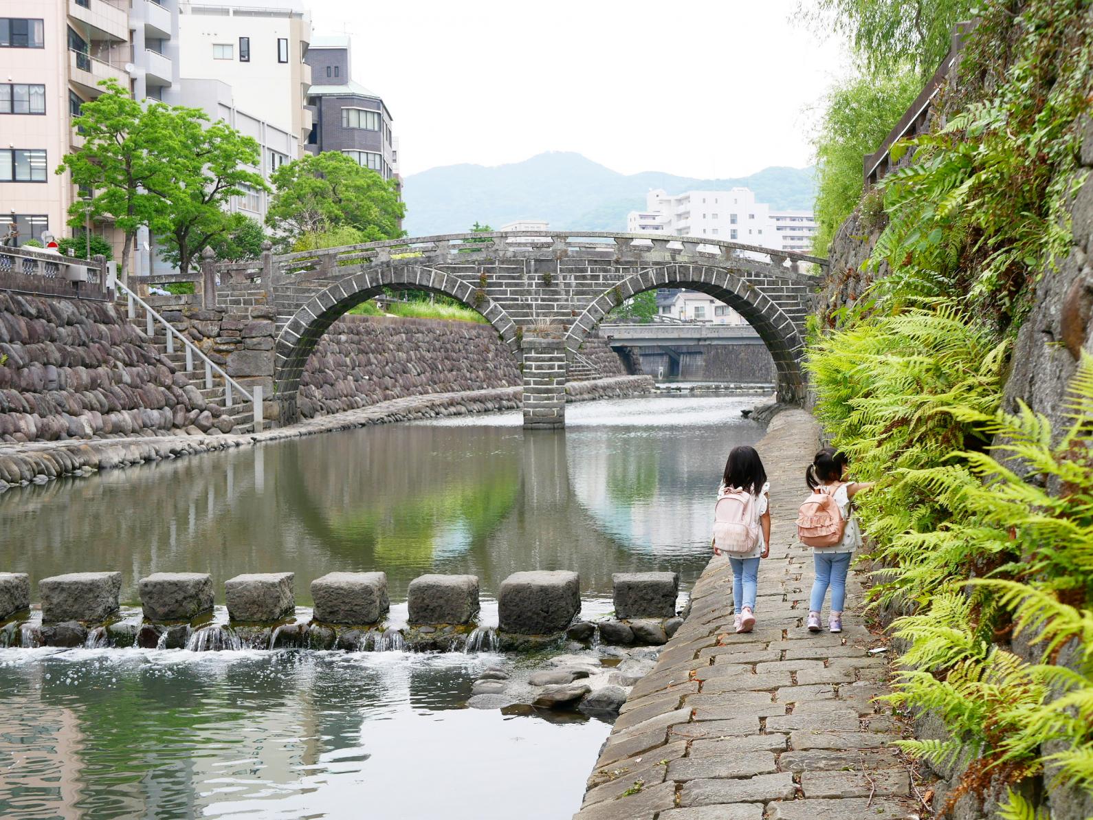 長崎市の中心部を流れる中島川に架かる眼鏡橋-1