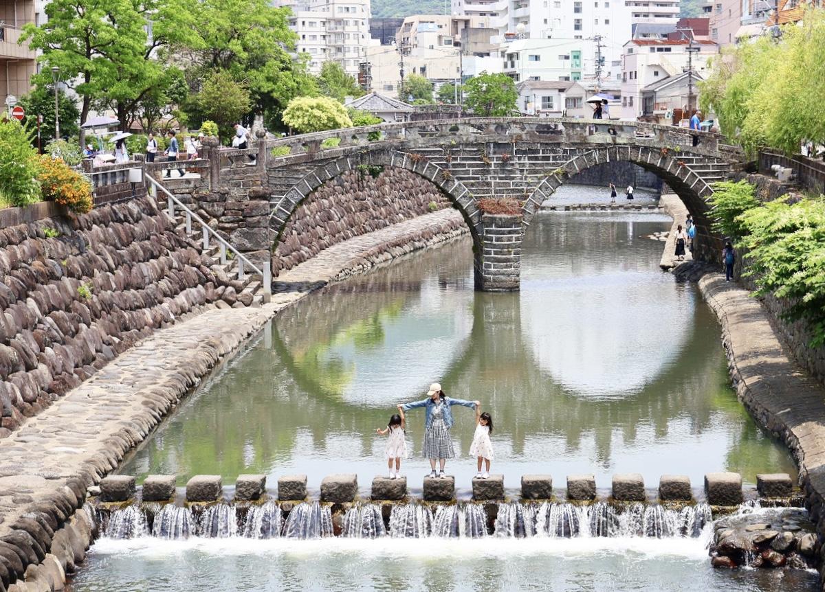 長崎市の中心部を流れる中島川に架かる眼鏡橋-0
