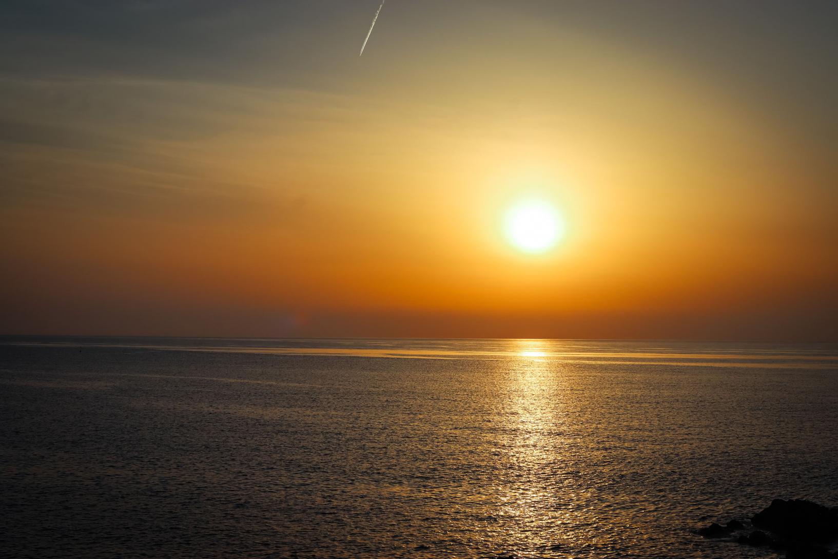 水平線に落ちる夕日-2