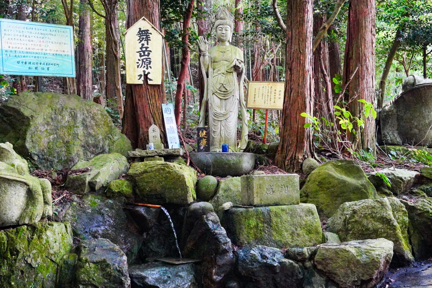 １．島原市の中心地を離れた山奥に！縁起の良い石像が立ち並ぶ舞岳源水（島原市）-0