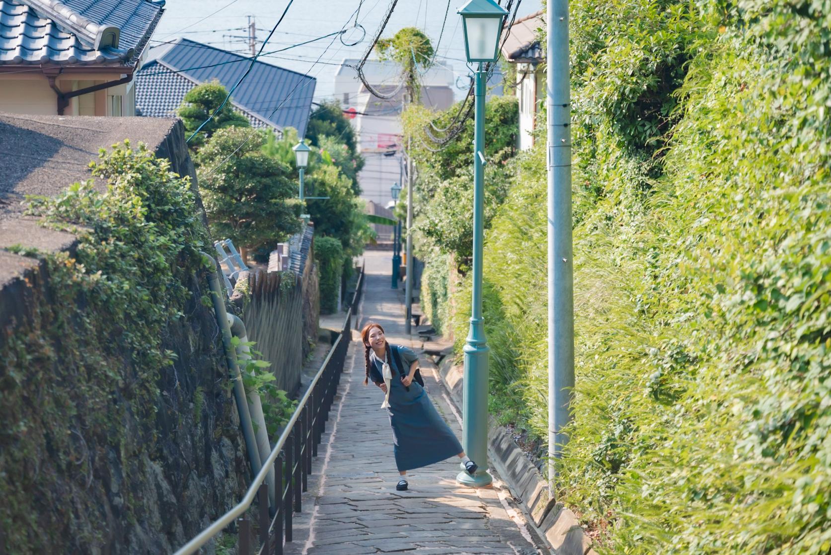 トツ子ときみの学校の通学路「どんどん坂」-0