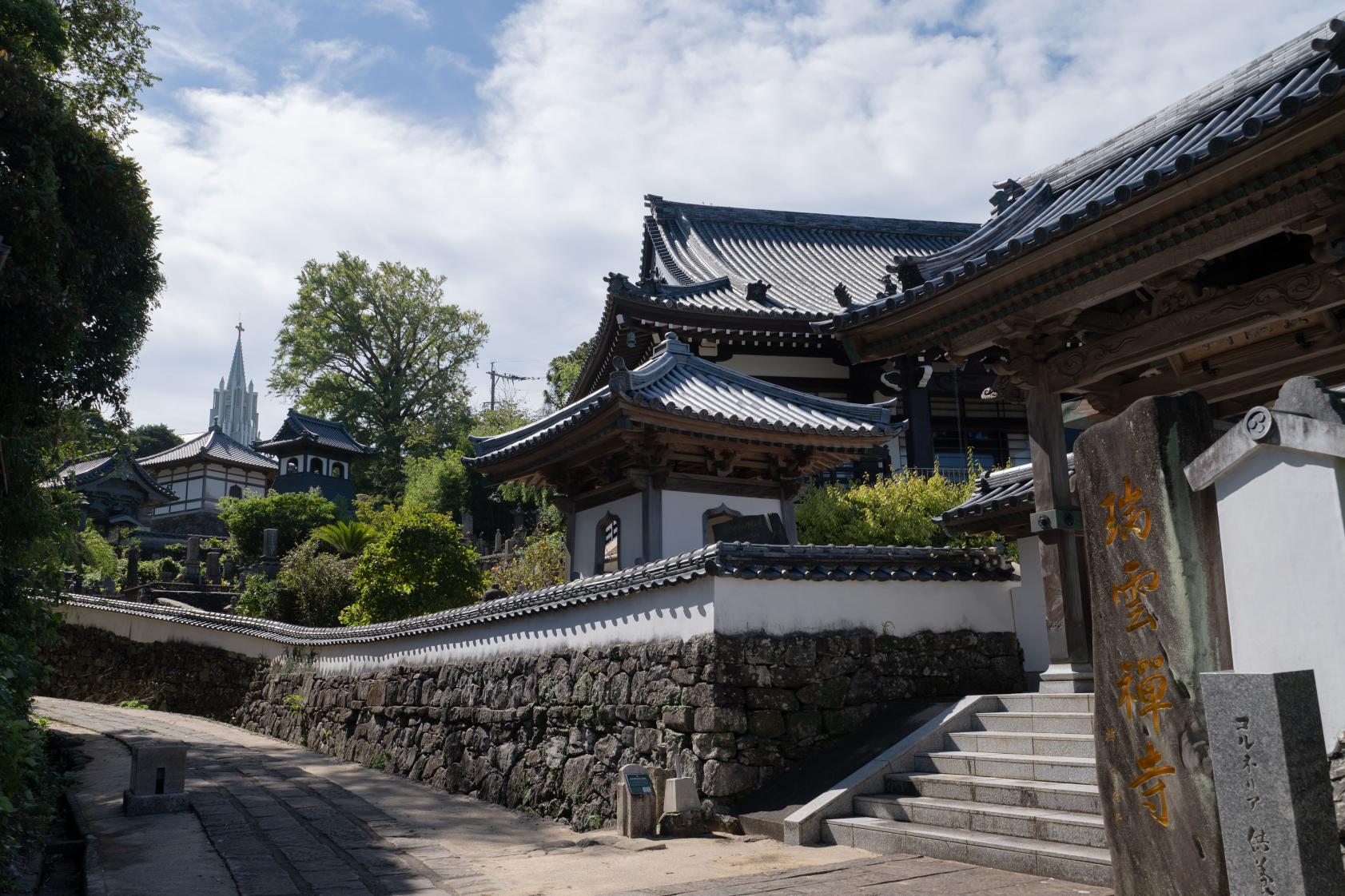 平戸らしい風景を少しだけ散策。教会と寺院の見える風景-0