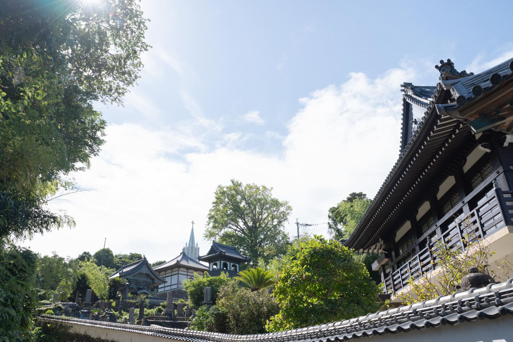 平戸らしい風景を少しだけ散策。教会と寺院の見える風景-1