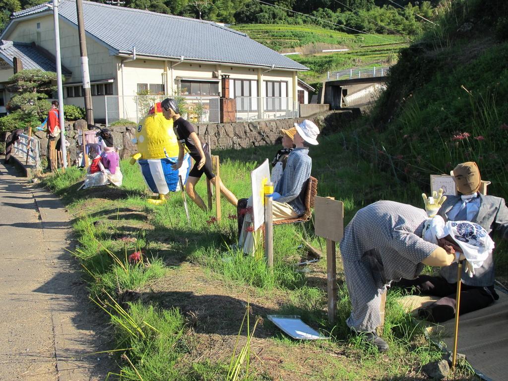 鬼木棚田のかかし展示-1