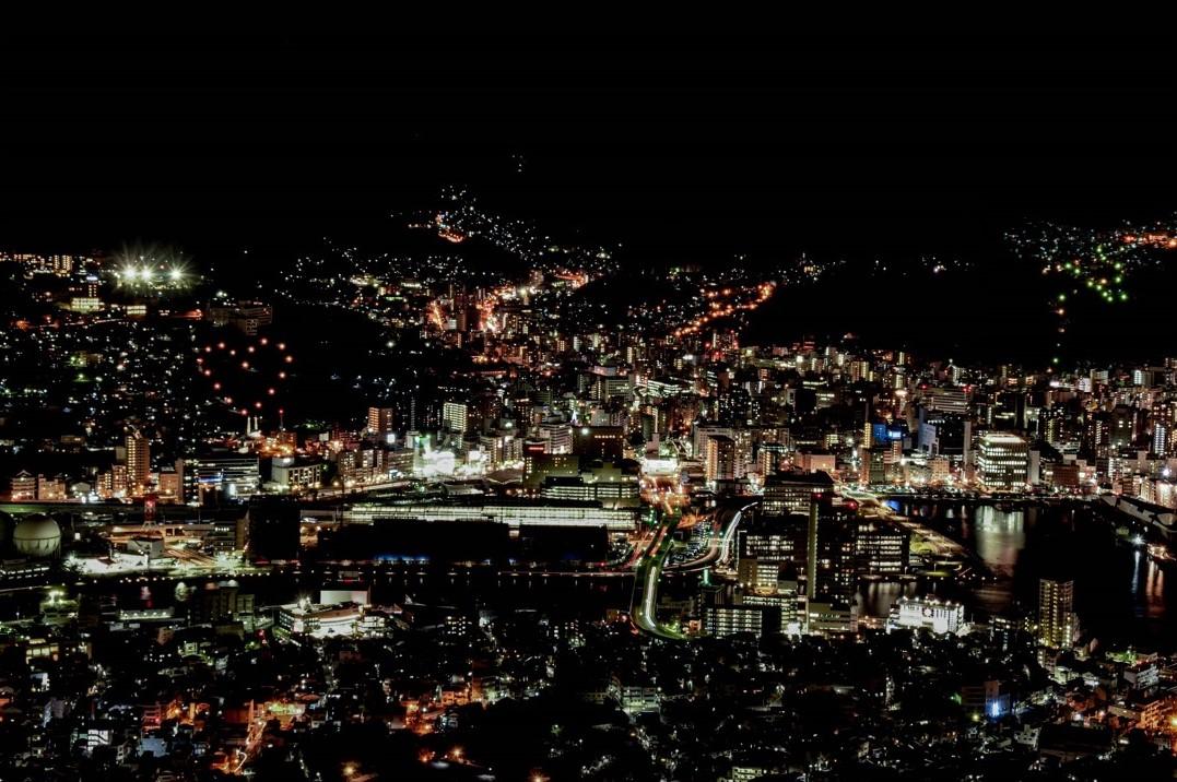 夜景に浮かぶハートマークや星座-1